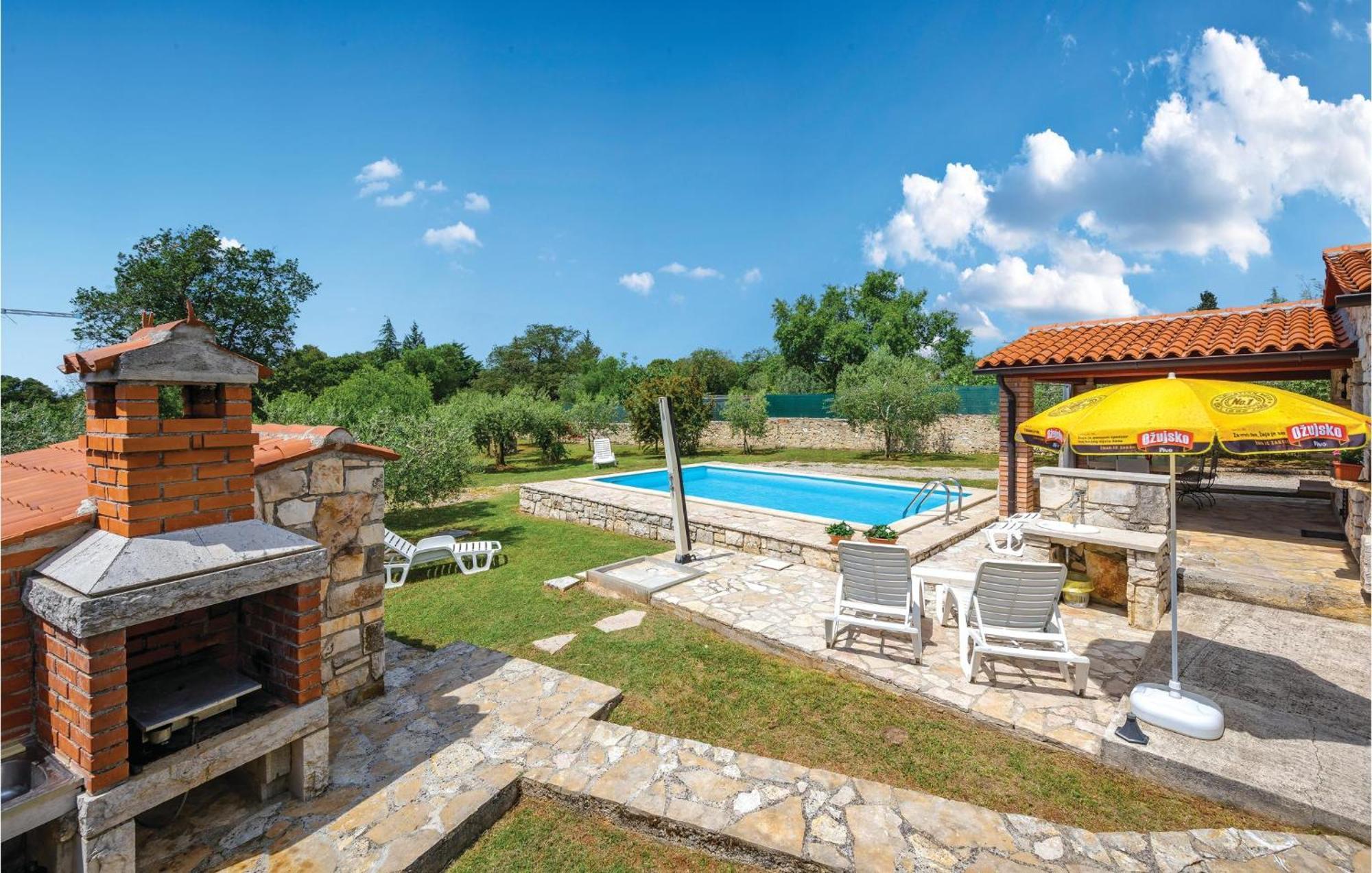 Amazing In With Outdoor Swimming Pool Rovinj