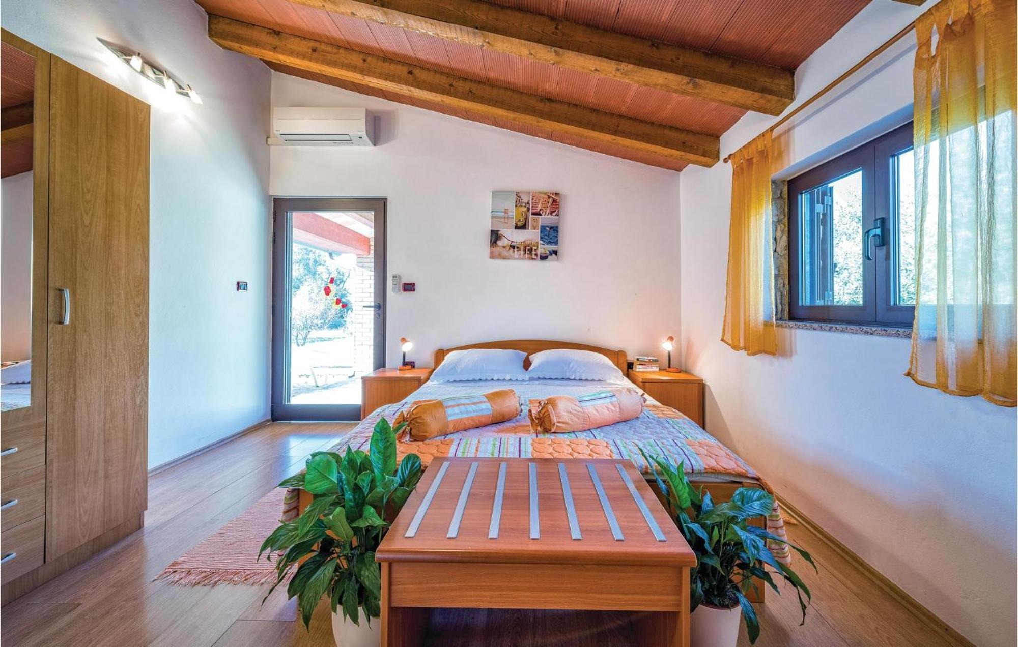 Amazing In With Outdoor Swimming Pool Rovinj