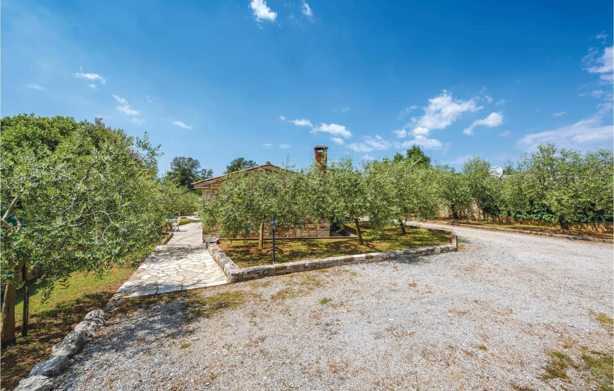 Amazing In With Outdoor Swimming Pool Rovinj