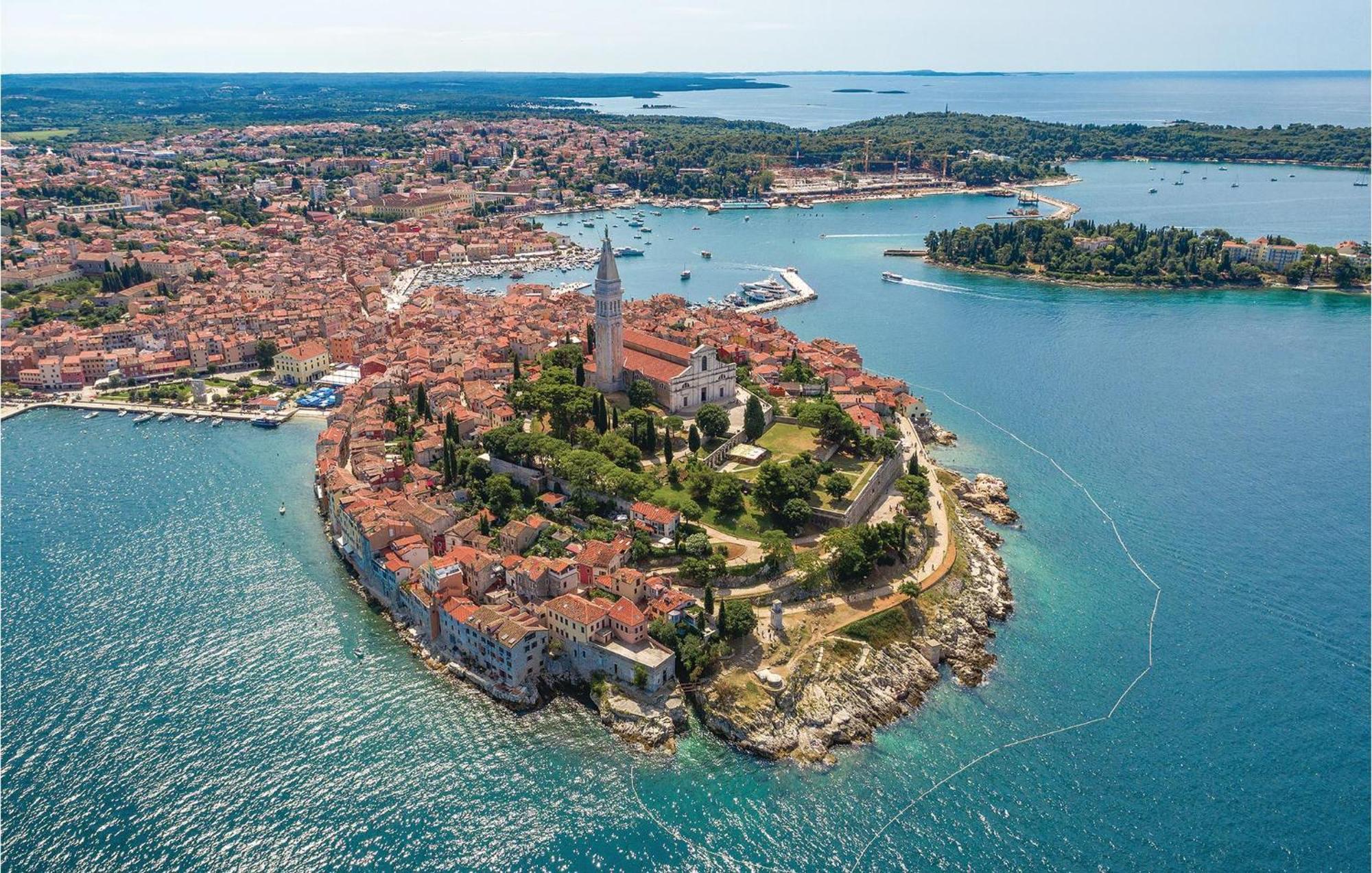 Amazing In With Outdoor Swimming Pool Rovinj